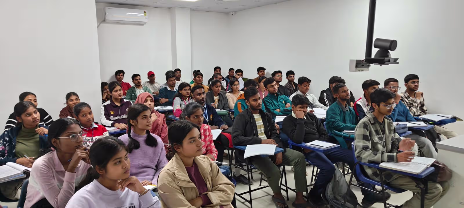 SSS Achievers AI-powered smart classroom in Ghazipur — modern digital learning environment for Class 8-12 students at the best coaching institute