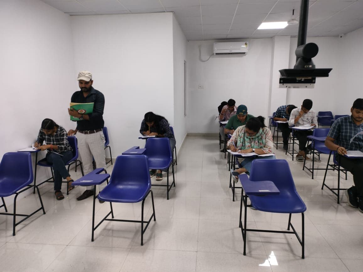 SSS Achievers weekly Maths class test in Ghazipur — students appearing in chapter-wise Maths tests at the best Maths tuition in Ghazipur