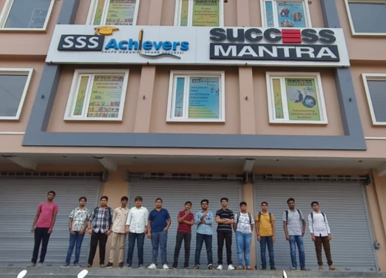 SSS Achievers Science batch student group photo in Ghazipur — Physics, Chemistry and Biology students at the best Science tuition centre in Ghazipur